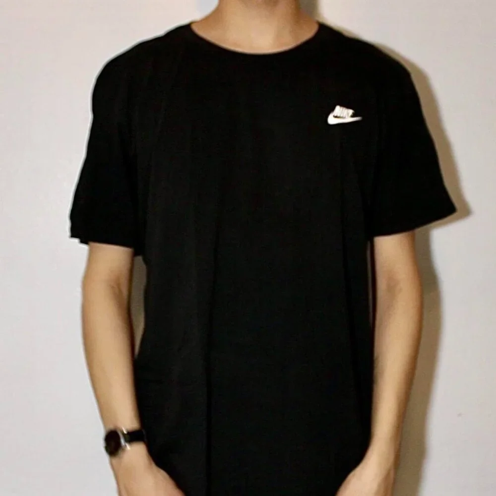 Nike Black Short Sleeve w Iconic Embroidered Swoosh Sportswear Club Tee sz M EUC